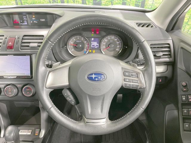 �C���e���A�ɍ��킹���f�U�C���̃X�e�A�����O�́A�^�]�������̂��Ƃ��l���A�^�]���₷���`��A�傫���ł��B�����x�A���ۂɐG���Ă��m���߂��������B
