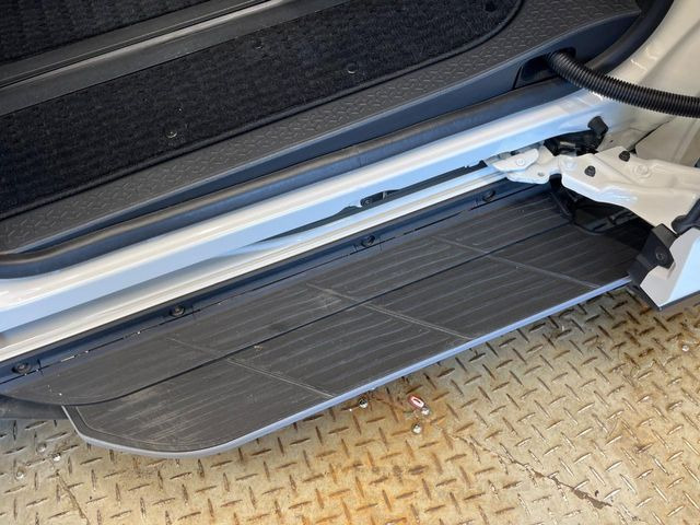 【電動サイドステップ】車高の高いお車でも、これがあれば小さいお子様の乗り降りも楽々♪スライドドアと連動して作動する為、煩わしい操作は不要です!