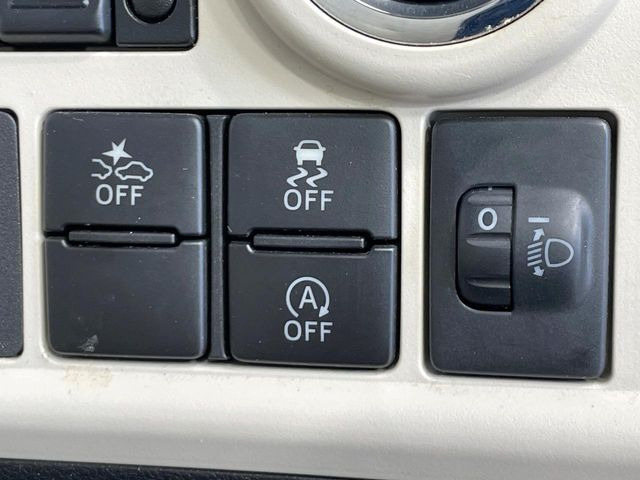 【スマートアシスト】走行中に前方の車両等を認識し、衝突しそうな時は警報とブレーキで衝突回避と被害軽減をアシスト。より安全にドライブをお楽しみいただけます。