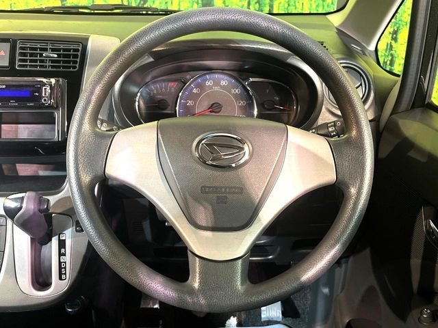 �C���e���A�ɍ��킹���f�U�C���̃X�e�A�����O�́A�^�]�������̂��Ƃ��l���A�^�]���₷���`��A�傫���ł��B�����x�A���ۂɐG���Ă��m���߂��������B