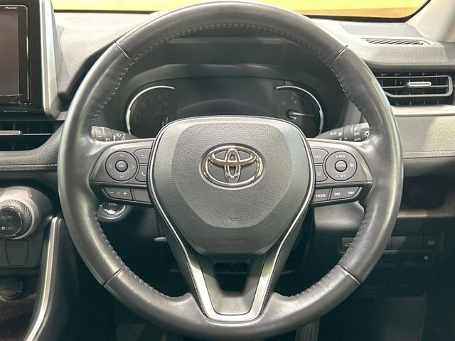 インテリアに合わせたデザインのステアリングは、運転される方のことも考え、運転しやすい形状、大きさです。是非一度、実際に触ってお確かめください。