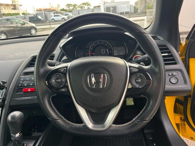 �C���e���A�ɍ��킹���f�U�C���̃X�e�A�����O�́A�^�]�������̂��Ƃ��l���A�^�]���₷���`��A�傫���ł��B�����x�A���ۂɐG���Ă��m���߂��������B