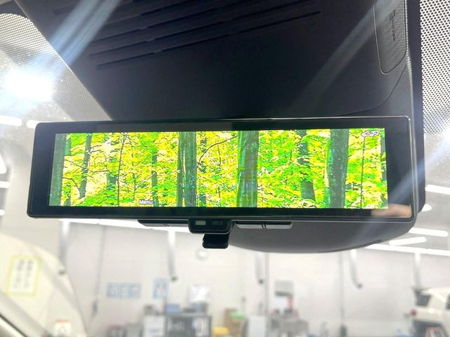 【インテリジェントルームミラー】後席の大きな荷物や同乗者で後方が確認しづらい時でも安心!カメラが撮影した車両後方の映像をルームミラー内に表示。クリアな視界で状況の確認が可能です!