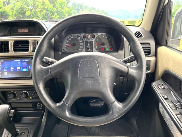�C���e���A�ɍ��킹���f�U�C���̃X�e�A�����O�́A�^�]�������̂��Ƃ��l���A�^�]���₷���`��A�傫���ł��B�����x�A���ۂɐG���Ă��m���߂��������B