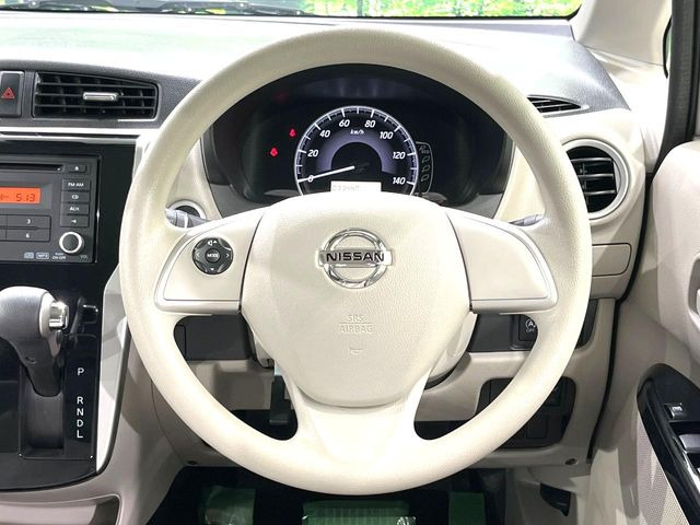 インテリアに合わせたデザインのステアリングは、運転される方のことも考え、運転しやすい形状、大きさです。是非一度、実際に触ってお確かめください。