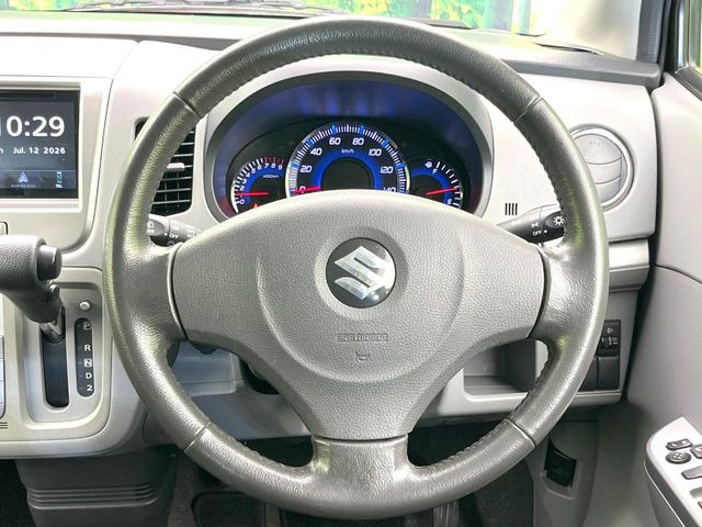 �C���e���A�ɍ��킹���f�U�C���̃X�e�A�����O�́A�^�]�������̂��Ƃ��l���A�^�]���₷���`��A�傫���ł��B�����x�A���ۂɐG���Ă��m���߂��������B