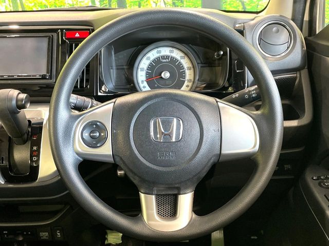 �C���e���A�ɍ��킹���f�U�C���̃X�e�A�����O�́A�^�]�������̂��Ƃ��l���A�^�]���₷���`��A�傫���ł��B�����x�A���ۂɐG���Ă��m���߂��������B