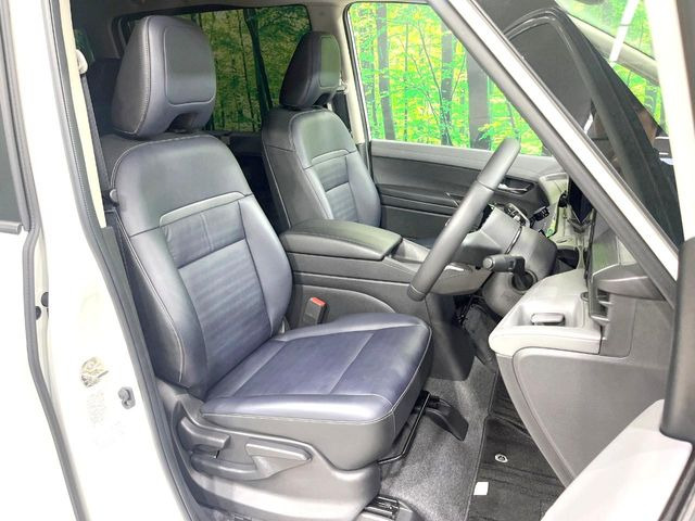 運転席まわりには十分なスペースがあり、大柄な方でもゆったり運転していただける環境です。