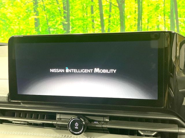 【メーカー純正ナビ】インテリアに溶け込むスタイリッシュな「専用設計」メーカーナビを装備♪視認性や操作性など基本性能にも優れ、より上質なカーライフをお楽しみいただけます。