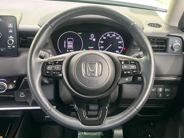 �C���e���A�ɍ��킹���f�U�C���̃X�e�A�����O�́A�^�]�������̂��Ƃ��l���A�^�]���₷���`��A�傫���ł��B�����x�A���ۂɐG���Ă��m���߂��������B
