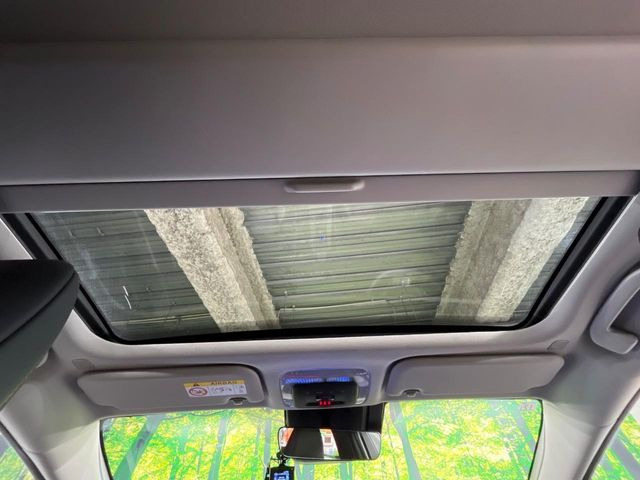 【ガラスルーフ】ガラスルーフ搭載で車内の解放感が一気にアップ!開放的なドライブをお楽しみいただけます。
