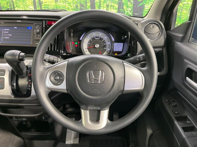 �C���e���A�ɍ��킹���f�U�C���̃X�e�A�����O�́A�^�]�������̂��Ƃ��l���A�^�]���₷���`��A�傫���ł��B�����x�A���ۂɐG���Ă��m���߂��������B
