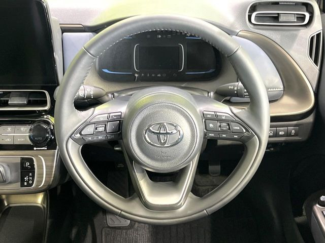 �C���e���A�ɍ��킹���f�U�C���̃X�e�A�����O�́A�^�]�������̂��Ƃ��l���A�^�]���₷���`��A�傫���ł��B�����x�A���ۂɐG���Ă��m���߂��������B