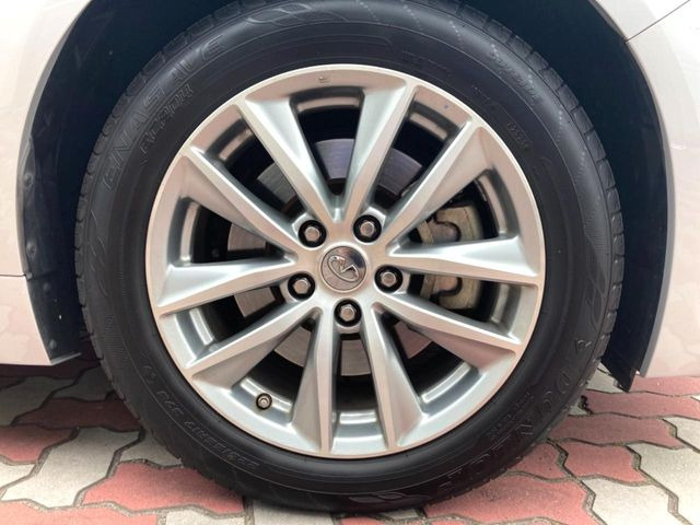 �y����17�C���`�A���~�z�C�[���z�O�ςɃ}�b�`���������A���~�z�C�[���𑕒����Ă���܂��B�e��ЊO�A���~�z�C�[����A�X�^�b�h���X�^�C�����戵�����Ă���܂��B���񂲑��k����������