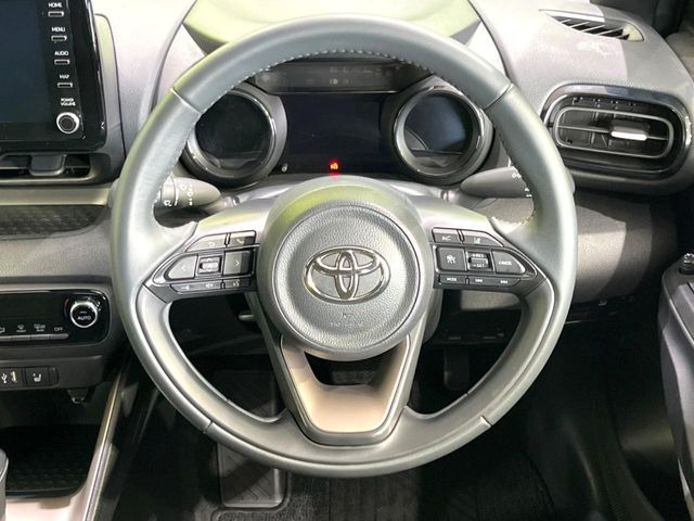 �C���e���A�ɍ��킹���f�U�C���̃X�e�A�����O�́A�^�]�������̂��Ƃ��l���A�^�]���₷���`��A�傫���ł��B�����x�A���ۂɐG���Ă��m���߂��������B