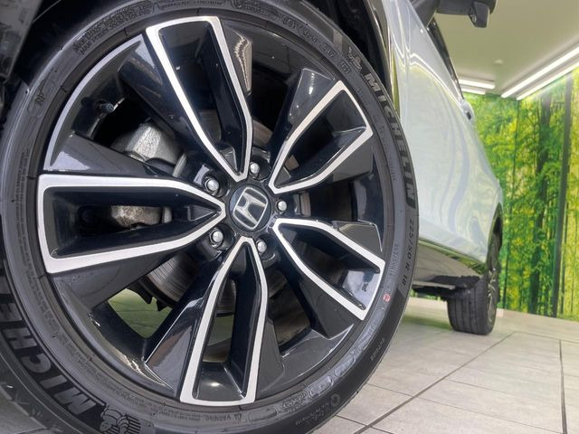 �y����18�C���`�A���~�z�C�[���z�O�ςɃ}�b�`���������A���~�z�C�[���𑕒����Ă���܂��B�e��ЊO�A���~�z�C�[����A�X�^�b�h���X�^�C�����戵�����Ă���܂��B���񂲑��k����������