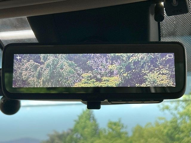 【デジタルインナーミラー】後席の大きな荷物や同乗者で後方が確認しづらい時でも安心!カメラが撮影した車両後方の映像をルームミラー内に表示。クリアな視界で状況の確認が可能です!