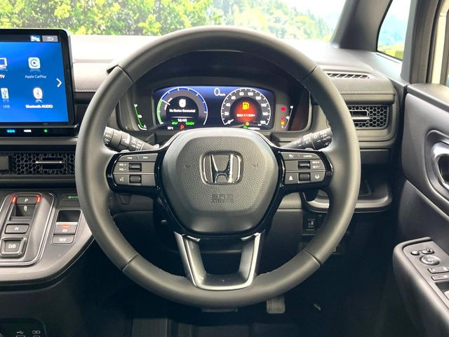 �C���e���A�ɍ��킹���f�U�C���̃X�e�A�����O�́A�^�]�������̂��Ƃ��l���A�^�]���₷���`��A�傫���ł��B�����x�A���ۂɐG���Ă��m���߂��������B
