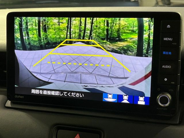【バックカメラ】駐車時に後方がリアルタイム映像で確認できます。大型商業施設や立体駐車場での駐車時や、夜間のバック時に大活躍!運転スキルに関わらず、今や必須となった装備のひとつです!