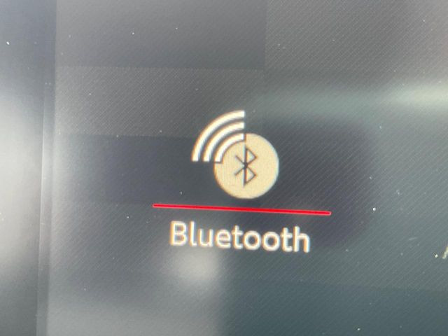 ��Bluetooth:���莝���̃X�}�[�g�t�H���ȂǂƐڑ����A�n���Y�t���[�ʘb��Տꊴ����~���[�W�b�N�Đ������y���݂��������܂��B�����ڑ��ł��̂Ŕς킵��������܂����