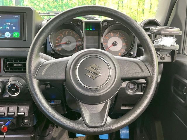 �C���e���A�ɍ��킹���f�U�C���̃X�e�A�����O�́A�^�]�������̂��Ƃ��l���A�^�]���₷���`��A�傫���ł��B�����x�A���ۂɐG���Ă��m���߂��������B
