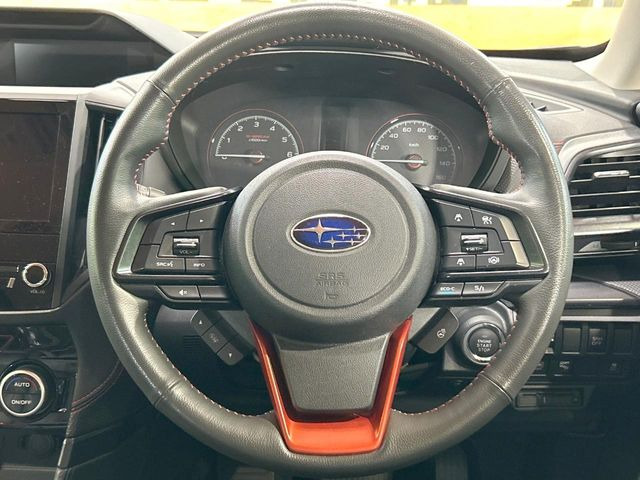 インテリアに合わせたデザインのステアリングは、運転される方のことも考え、運転しやすい形状、大きさです。是非一度、実際に触ってお確かめください。