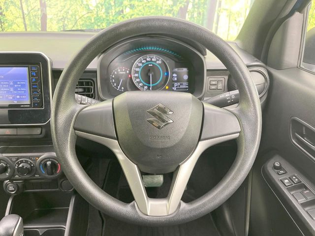�C���e���A�ɍ��킹���f�U�C���̃X�e�A�����O�́A�^�]�������̂��Ƃ��l���A�^�]���₷���`��A�傫���ł��B�����x�A���ۂɐG���Ă��m���߂��������B