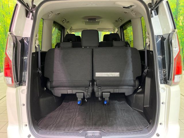 積み下ろしのしやすいデッキにはたっぷりと荷物を積み込んでいただけます。遊びから仕事まで、様々なシーンで頼れます♪