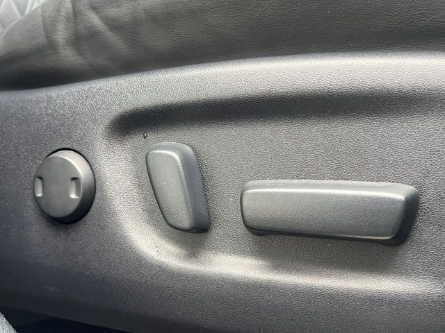 【運転席パワーシート】スイッチ一つで簡単にシートの微調整が可能!電動だから力もいりません!快適なシートポジションにセットして、快適なドライブをお楽しみください。