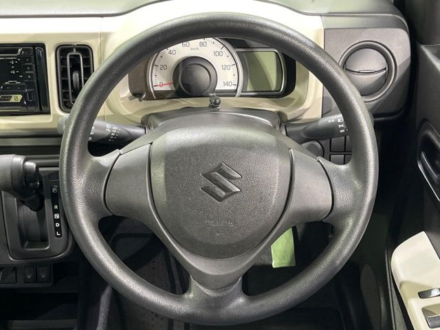 �C���e���A�ɍ��킹���f�U�C���̃X�e�A�����O�́A�^�]�������̂��Ƃ��l���A�^�]���₷���`��A�傫���ł��B�����x�A���ۂɐG���Ă��m���߂��������B
