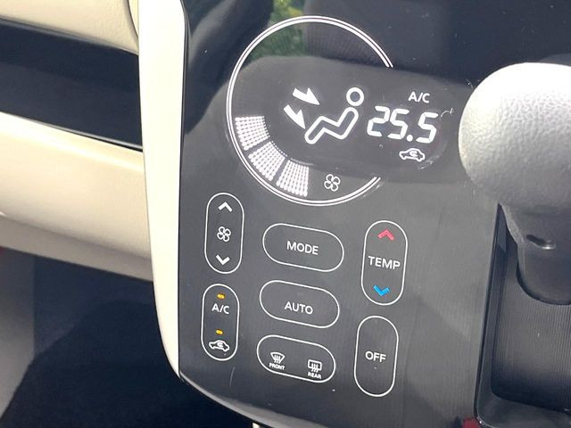 【オートエアコン】一度お好みの温度に設定すれば、車内の温度を検知し風量や温度を自動で調整。暑い&hellip;寒い&hellip;と何度もスイッチ操作をする必要はありません。快適な車内空間には必須の機能ですね♪