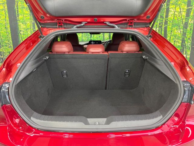普段のお買い物や通勤、送迎等に十分な荷室スペースを確保しております。セカンドシートを倒すと、大きな荷物の積載も可能です♪
