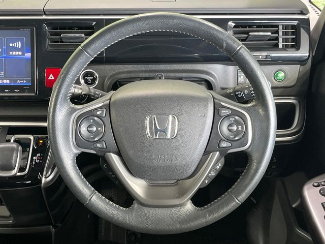 �C���e���A�ɍ��킹���f�U�C���̃X�e�A�����O�́A�^�]�������̂��Ƃ��l���A�^�]���₷���`��A�傫���ł��B�����x�A���ۂɐG���Ă��m���߂��������B
