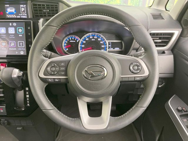 �C���e���A�ɍ��킹���f�U�C���̃X�e�A�����O�́A�^�]�������̂��Ƃ��l���A�^�]���₷���`��A�傫���ł��B�����x�A���ۂɐG���Ă��m���߂��������B