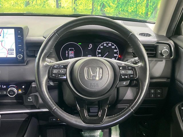 �C���e���A�ɍ��킹���f�U�C���̃X�e�A�����O�́A�^�]�������̂��Ƃ��l���A�^�]���₷���`��A�傫���ł��B�����x�A���ۂɐG���Ă��m���߂��������B