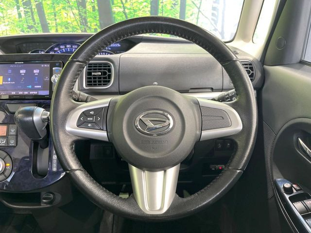 �C���e���A�ɍ��킹���f�U�C���̃X�e�A�����O�́A�^�]�������̂��Ƃ��l���A�^�]���₷���`��A�傫���ł��B�����x�A���ۂɐG���Ă��m���߂��������B