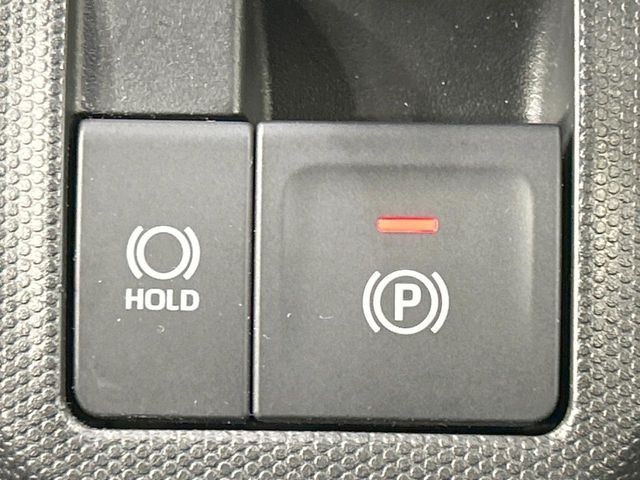 【電動パーキングブレーキ】パーキングブレーキは便利な電動式!ボタン一つで操作でき、アクセルを踏めば自動で解除されます♪レバーやペダルが無いので運転席廻りもすっきりしますね♪