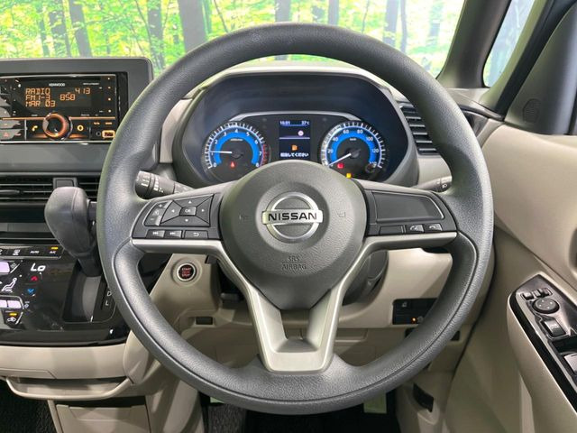 �C���e���A�ɍ��킹���f�U�C���̃X�e�A�����O�́A�^�]�������̂��Ƃ��l���A�^�]���₷���`��A�傫���ł��B�����x�A���ۂɐG���Ă��m���߂��������B