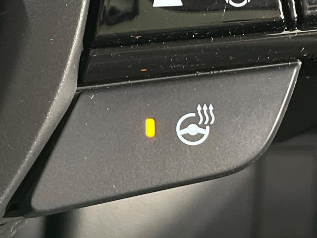 【ステアリングヒーター】冬場に冷たくなりやすい革巻きステアリングを、スイッチ一つで素早く適温に!エアコンよりも早く温まってくれるので、寒い日の運転も快適になりますね♪