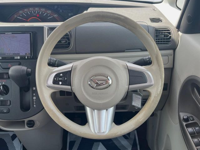 �C���e���A�ɍ��킹���f�U�C���̃X�e�A�����O�́A�^�]�������̂��Ƃ��l���A�^�]���₷���`��A�傫���ł��B�����x�A���ۂɐG���Ă��m���߂��������B