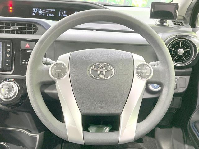 �C���e���A�ɍ��킹���f�U�C���̃X�e�A�����O�́A�^�]�������̂��Ƃ��l���A�^�]���₷���`��A�傫���ł��B�����x�A���ۂɐG���Ă��m���߂��������B