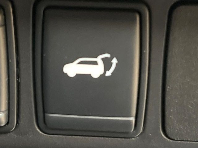 【パワーバックドア】スマートキーや運転席のボタンを押すだけでリアゲートが自動で開閉します!荷物を持っている時や、高い位置にあるバックドアを閉める際に便利な機能です♪