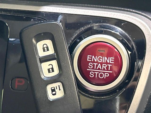 �yHonda�X�}�[�g�L�[�z�J�o����|�P�b�g�ɓ��ꂽ�܂܂ł��h�A�̎{���E�������\�ȃX�}�[�g�L�[�𑕔��B�G���W���̃I���E�I�t�����J�M�����o���K�v����������Ƃ��Ă��֗��ł���