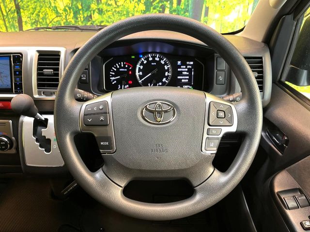 �C���e���A�ɍ��킹���f�U�C���̃X�e�A�����O�́A�^�]�������̂��Ƃ��l���A�^�]���₷���`��A�傫���ł��B�����x�A���ۂɐG���Ă��m���߂��������B