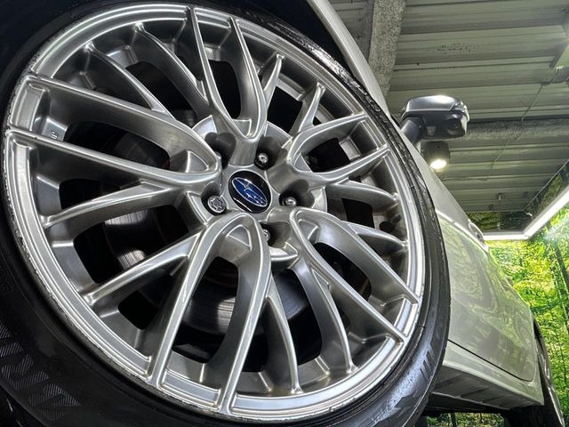 �y����18�C���`�A���~�z�C�[���z�O�ςɃ}�b�`���������A���~�z�C�[���𑕒����Ă���܂��B�e��ЊO�A���~�z�C�[����A�X�^�b�h���X�^�C�����戵�����Ă���܂��B���񂲑��k����������