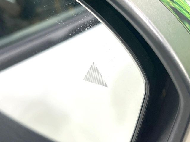 【後方車輛検知】走行中、ドアミラーの死角になりやすい箇所に後続車が接近するとサイドミラー付近に警告を表示、ドライバーに注意喚起をしてくれます。