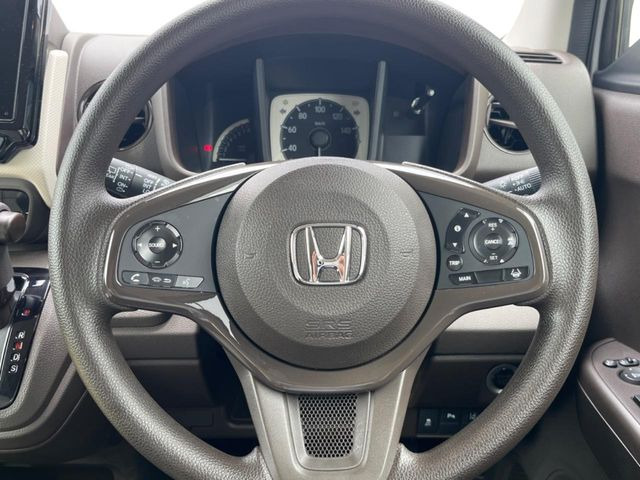 �C���e���A�ɍ��킹���f�U�C���̃X�e�A�����O�́A�^�]�������̂��Ƃ��l���A�^�]���₷���`��A�傫���ł��B�����x�A���ۂɐG���Ă��m���߂��������B