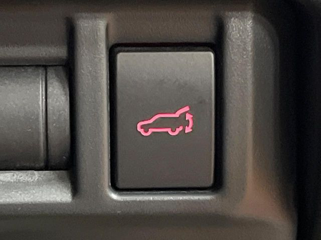 【パワーバックドア】スマートキーや運転席のボタンを押すだけでリアゲートが自動で開閉します!荷物を持っている時や、高い位置にあるバックドアを閉める際に便利な機能です♪