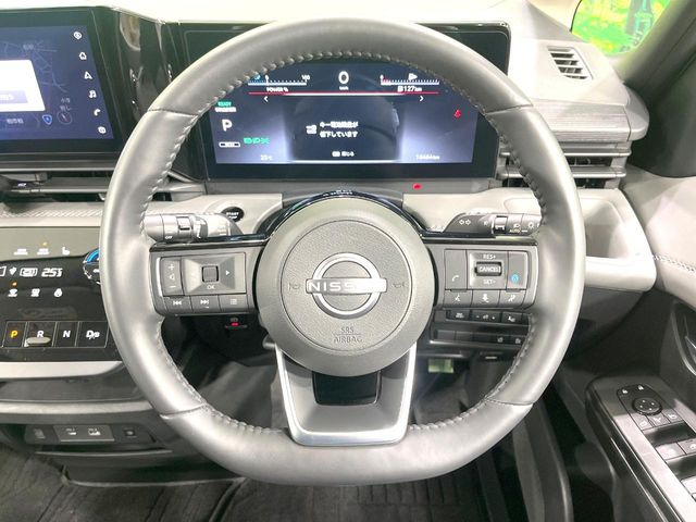 【純正革巻きステアリング】上質な革を使用することで、手にしっかり馴染みとても運転しやすいハンドルです♪