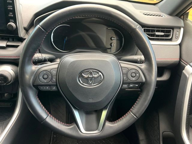 �C���e���A�ɍ��킹���f�U�C���̃X�e�A�����O�́A�^�]�������̂��Ƃ��l���A�^�]���₷���`��A�傫���ł��B�����x�A���ۂɐG���Ă��m���߂��������B